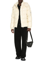 Carica l'immagine nel visualizzatore di Gallery, MONCLER MAYA 70 JACKET - Piumino corto con cappuccio