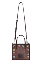 Carica l'immagine nel visualizzatore di Gallery, Mini tote bag Globetrotter con borchie
