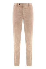 Carica l'immagine nel visualizzatore di Gallery, Pantalone tapered fit in velluto a coste