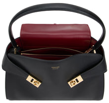 Load image into Gallery viewer, Hug M shoulder bag in leather
