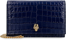 Carica l'immagine nel visualizzatore di Gallery, Clutch Skull in pelle stampa coccodrillo