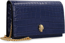Carica l'immagine nel visualizzatore di Gallery, Clutch Skull in pelle stampa coccodrillo