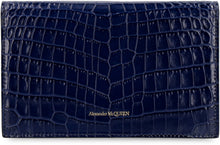 Carica l'immagine nel visualizzatore di Gallery, Clutch Skull in pelle stampa coccodrillo