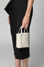 Carica l'immagine nel visualizzatore di Gallery, Mini tote bag Toy in pelle
