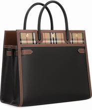 Carica l'immagine nel visualizzatore di Gallery, Tote bag Title