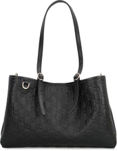Carica l'immagine nel visualizzatore di Gallery, Borsa shopping GG Emblem Media in pelle
