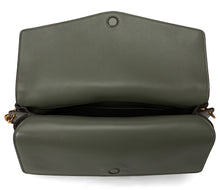 Carica l'immagine nel visualizzatore di Gallery, Borsa in pelle con monogram GG goffrato
