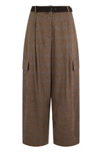 Load image into Gallery viewer, Wide-leg trousers with a check pattern