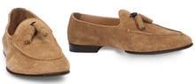 Carica l'immagine nel visualizzatore di Gallery, Mocassino in suede con nappa