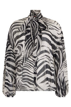 Carica l'immagine nel visualizzatore di Gallery, Blusa in seta con stampa animalier