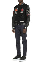 Carica l'immagine nel visualizzatore di Gallery, Bomber in lana con patch e maniche in pelle