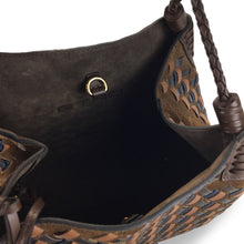 Carica l'immagine nel visualizzatore di Gallery, Borsa Tote Libra Small in pelle e suede intrecciata