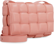 Carica l'immagine nel visualizzatore di Gallery, Borsa a tracolla Padded Cassette in pelle