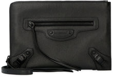 Carica l'immagine nel visualizzatore di Gallery, Clutch in pelle martellata