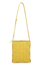 Carica l'immagine nel visualizzatore di Gallery, Borsa The Cassette Messenger in Maxi Intreccio