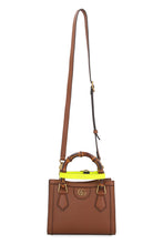 Carica l'immagine nel visualizzatore di Gallery, Mini-bag Gucci Diana in pelle