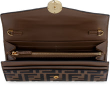 Carica l'immagine nel visualizzatore di Gallery, Pochette in pelle con tracolla a catena