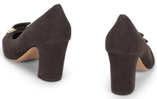 Load image into Gallery viewer, Décollété Gancini in suede
