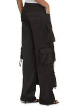 Carica l'immagine nel visualizzatore di Gallery, Pantaloni cargo in raso
