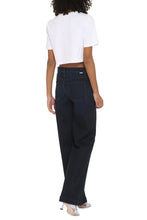 Carica l'immagine nel visualizzatore di Gallery, T-shirt crop con logo
