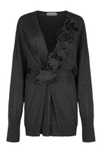 Carica l'immagine nel visualizzatore di Gallery, Maglione in lana merino con ricami floreali
