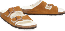 Carica l'immagine nel visualizzatore di Gallery, Slides Arizona Shearling in suede
