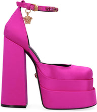 Load image into Gallery viewer, Medusa Aevitas satin pumps
