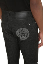 Carica l'immagine nel visualizzatore di Gallery, Jeans slim fit a 5 tasche
