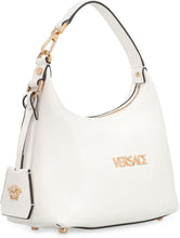 Carica l'immagine nel visualizzatore di Gallery, Borsa hobo Versace Tag in pelle con logo in rilievo
