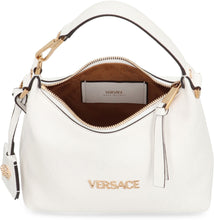 Carica l'immagine nel visualizzatore di Gallery, Borsa hobo Versace Tag in pelle con logo in rilievo
