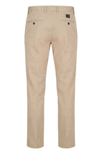 Carica l'immagine nel visualizzatore di Gallery, Pantaloni Chinos slim fit
