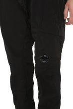 Carica l'immagine nel visualizzatore di Gallery, Track-pants in tessuto tecnico
