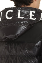 Carica l'immagine nel visualizzatore di Gallery, Moncler Born to Protect - Piumino full-zip Gombei con cappuccio
