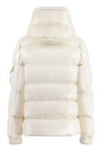 Carica l'immagine nel visualizzatore di Gallery, MONCLER MAYA 70 JACKET - Piumino corto con cappuccio
