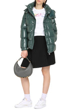 Carica l'immagine nel visualizzatore di Gallery, MONCLER MAYA 70 JACKET - Piumino corto con cappuccio
