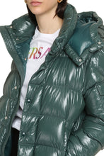 Carica l'immagine nel visualizzatore di Gallery, MONCLER MAYA 70 JACKET - Piumino corto con cappuccio
