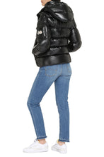 Carica l'immagine nel visualizzatore di Gallery, MONCLER MAYA 70 JACKET - Piumino corto con cappuccio
