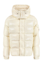 Carica l'immagine nel visualizzatore di Gallery, MONCLER MAYA 70 JACKET - Piumino corto con cappuccio
