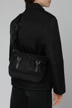 Carica l'immagine nel visualizzatore di Gallery, Borsa a tracolla in Re-Nylon
