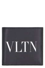 Carica l'immagine nel visualizzatore di Gallery, Valentino Garavani - Portafoglio flap-over VLTN in pelle
