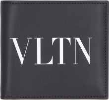 Carica l'immagine nel visualizzatore di Gallery, Valentino Garavani - Portafoglio flap-over VLTN in pelle
