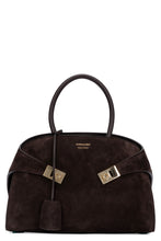 Carica l'immagine nel visualizzatore di Gallery, Hug Bag media
