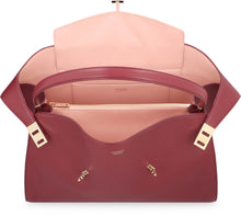 Carica l'immagine nel visualizzatore di Gallery, Borsa a spalla Hug Soft in pelle
