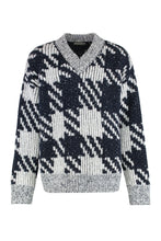 Load image into Gallery viewer, Sweater in wool blend with V-neck
