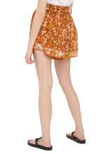 Carica l'immagine nel visualizzatore di Gallery, Shorts Andie in seta con stampa floreale
