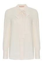 Carica l'immagine nel visualizzatore di Gallery, Blusa in seta con collo foulard
