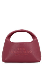 Load image into Gallery viewer, Il testo "The Mini Sack Bag" tradotto dall'inglese (EN) all'italiano (IT) è "La mini borsa sacchetto".
