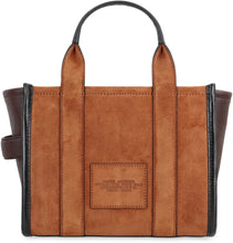Load image into Gallery viewer, La traduzione di "The Suede Small Tote Bag" dall'italiano all'inglese è "The Suede Small Tote Bag".
