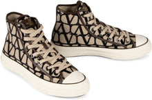 Carica l'immagine nel visualizzatore di Gallery, Valentino Garavani - Sneakers high-top Totaloop in tessuto
