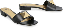 Carica l'immagine nel visualizzatore di Gallery, Valentino Garavani - Slides One Stud in pelle
